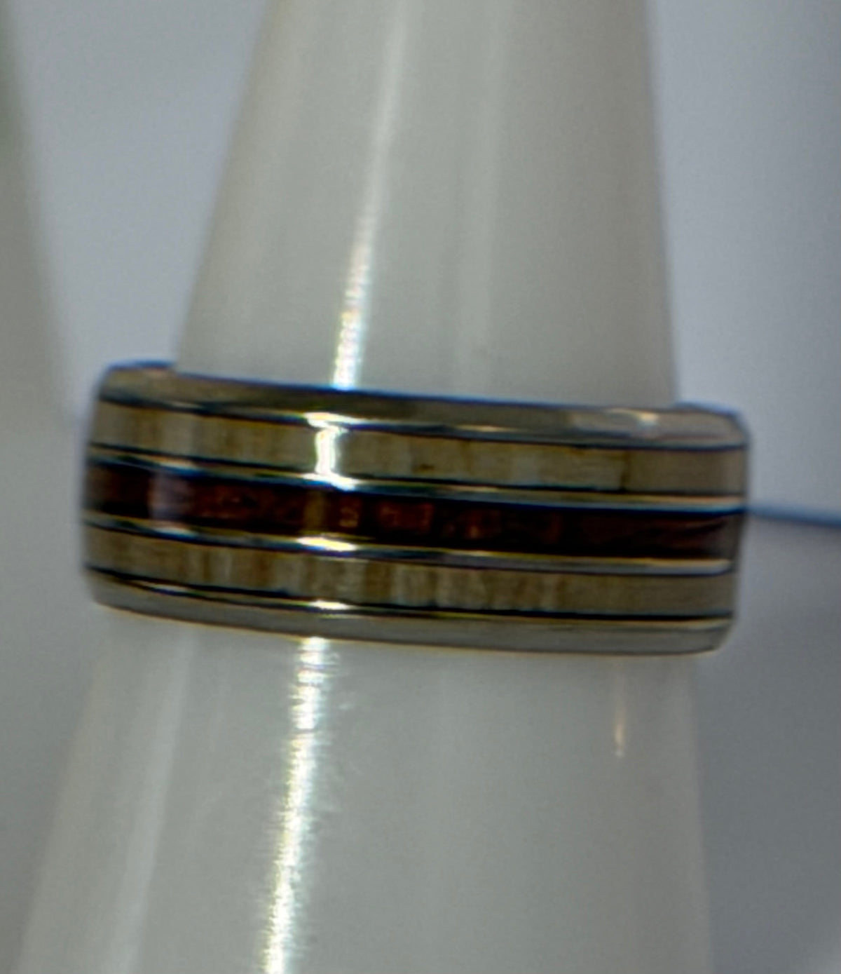 SILVER-TONED MENS STAINLESS STEEL RING WITH WOODGRAIN INLAY SIZE 9