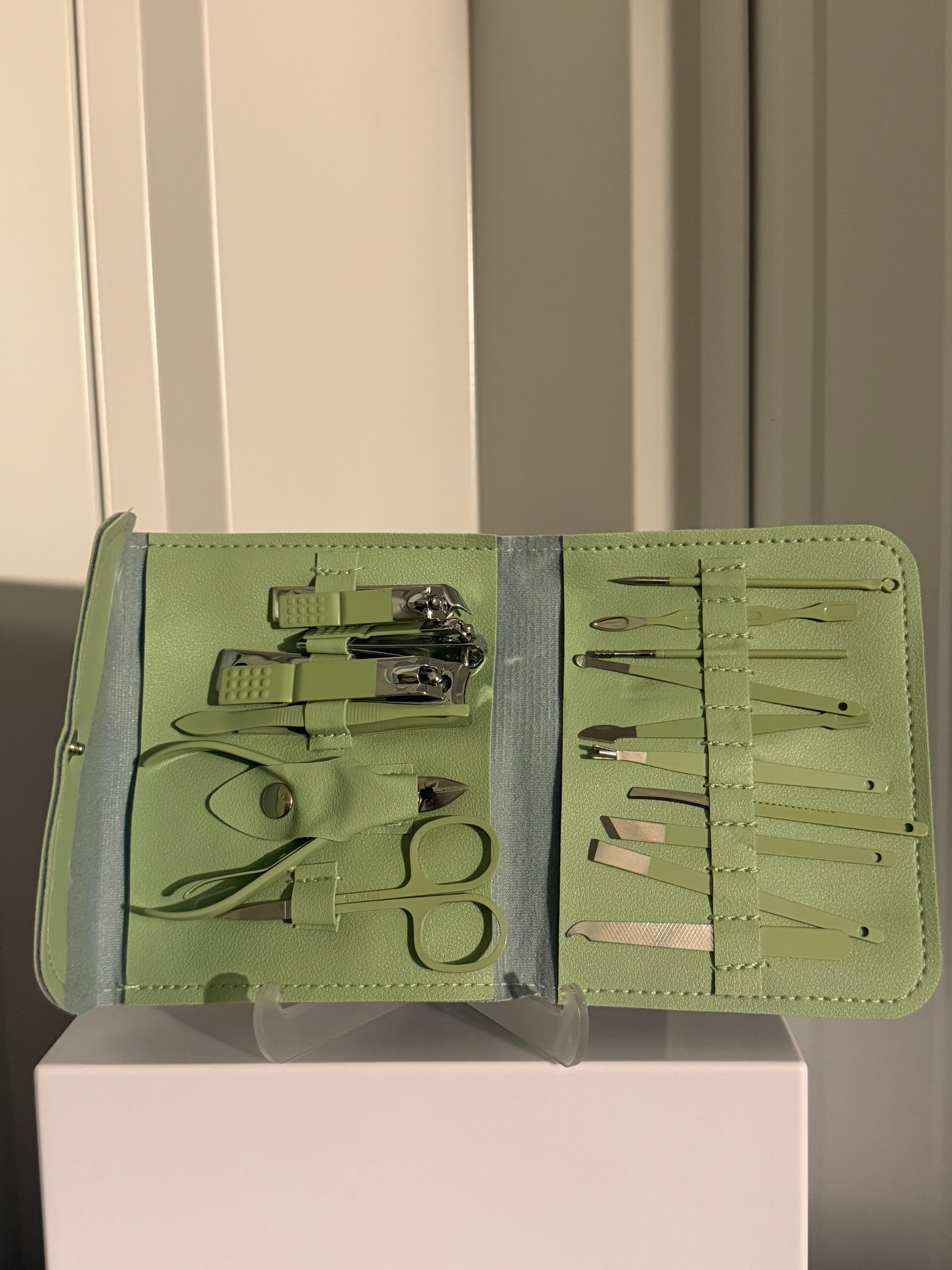 16 PIECE LUXURY NAIL CLIPPER SET